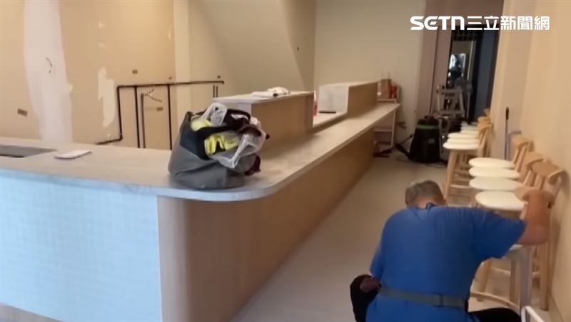 裝潢還在收尾，掛上嶄新海產粥招牌，沒迎接新氣象，卻因承接了樋口飯糰舊店面，掃到颱風尾。（圖／翻攝畫面）