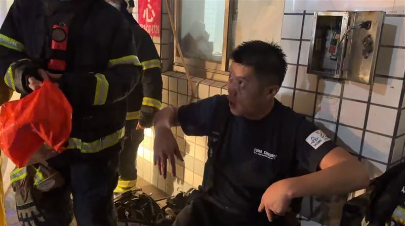 詹能傑第二次從火場出來還在提醒弟兄們小心。（圖／翻攝畫面）