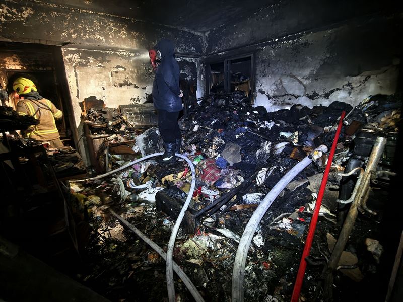 基隆市「台北生活家」社區21日深夜火警，屋內堆滿的雜物增加救援困難度。（圖／翻攝畫面）