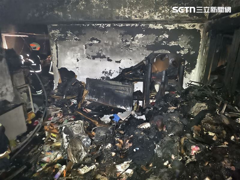 基隆民宅火警釀2死4傷，小隊長詹能傑殉職，屋內堆滿雜物回收品，現場畫面曝光。（圖／翻攝畫面）