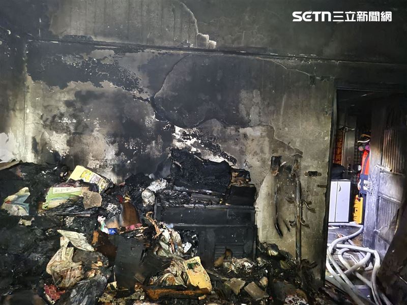 基隆民宅火警釀2死4傷，小隊長詹能傑殉職，屋內堆滿雜物回收品，現場畫面曝光。（圖／翻攝畫面）