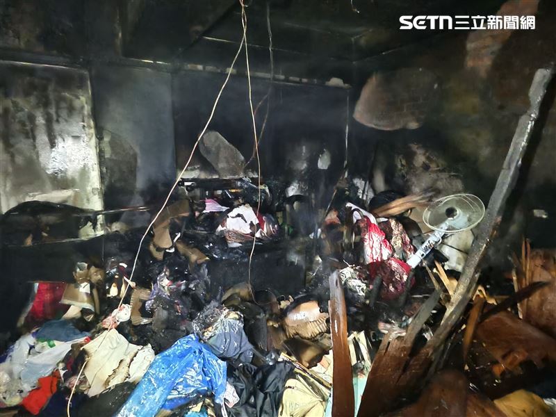 基隆民宅火警釀2死4傷，小隊長詹能傑殉職，屋內堆滿雜物回收品，現場畫面曝光。（圖／翻攝畫面）