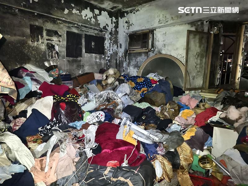 基隆民宅火警釀2死4傷，小隊長詹能傑殉職，屋內堆滿雜物回收品，現場畫面曝光。（圖／翻攝畫面）