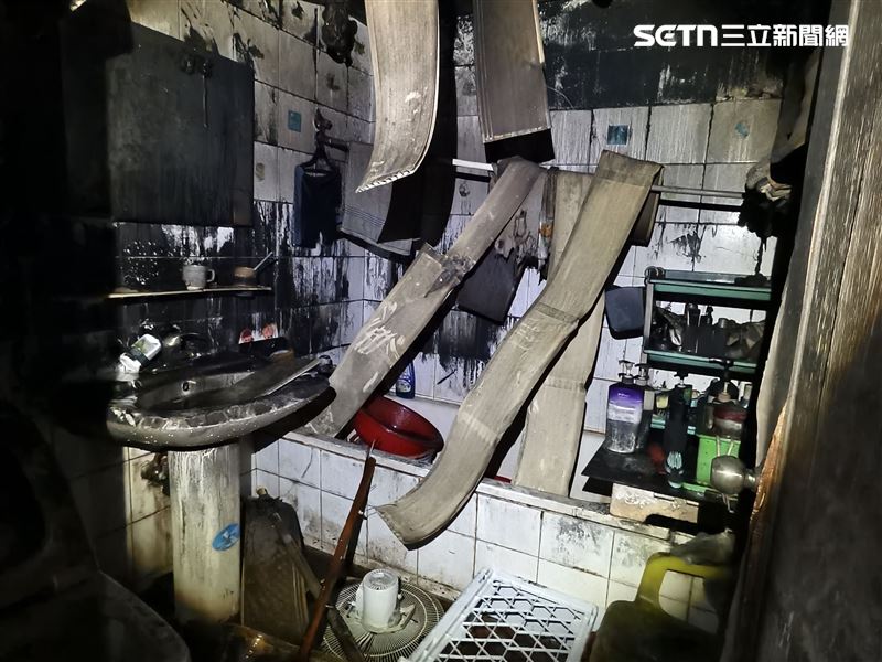 鑑識人員火災調查，初步研判，起火原因疑電線短路。（圖／翻攝畫面）