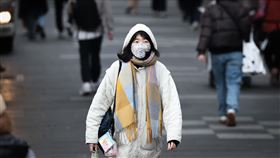 10縣市低溫特報（2）中央氣象署發布低溫特報，21日至23日強烈大陸冷氣團影響，天氣寒冷。21日新竹以北地區，包括新北市、基隆市、台北市、桃園市、新竹縣注意持續攝氏10度左右或以下氣溫（橙色燈號）。圖為台北市萬華區民眾穿著保暖衣物。中央社記者吳家昇攝　115年1月21日