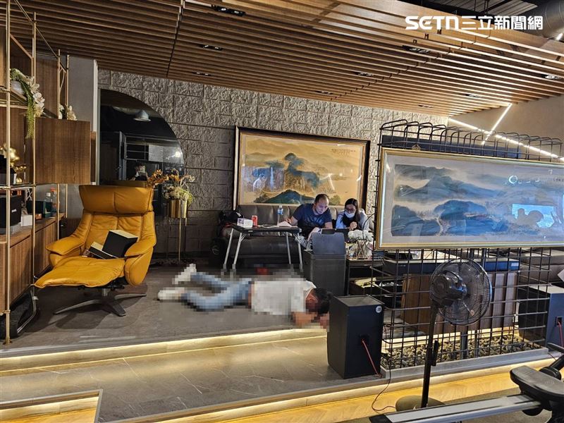 詐團藏身於台中七期豪辦中，持搜索票強勢攻堅，當場逮捕游姓主嫌及成員共4人，並查扣大批犯罪用手機、筆電等證物。(圖/翻攝畫面)