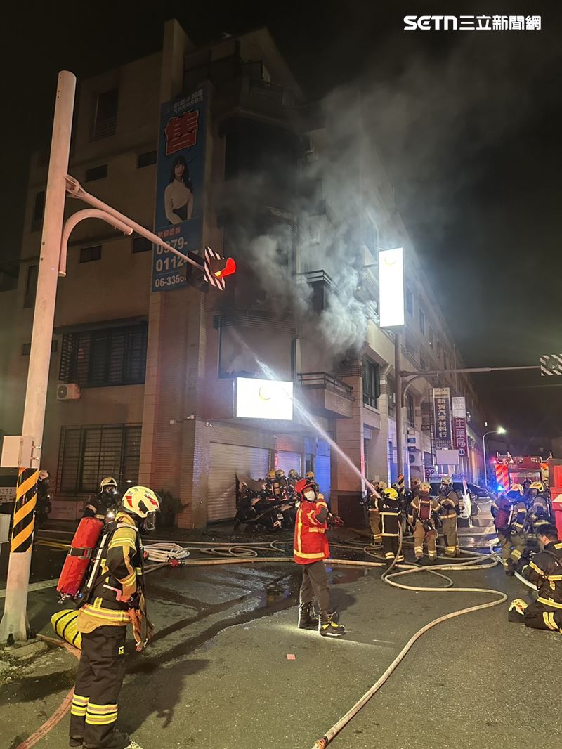 台南東區出租透天厝火警！黑煙竄天吞噬建築物，2女「分層喊救命」。（圖／翻攝畫面）