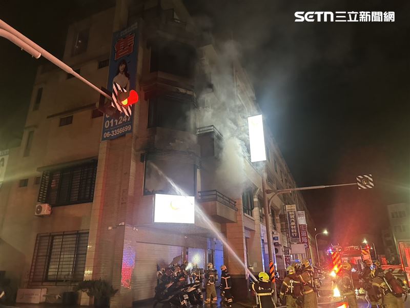 台南東區出租透天厝火警！黑煙竄天吞噬建築物，2女「分層喊救命」。（圖／翻攝畫面）
