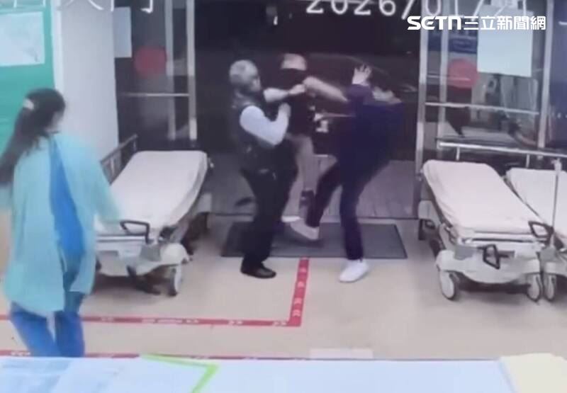 男患者清晨因與妻子爭吵後自殘，被送往急診救治，沒想到卻爆打醫護人員。(圖/翻攝網路)