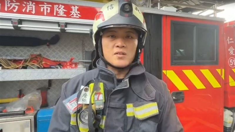 小隊長詹能傑三度進入火場救人，為救受困女住戶，捨命將面罩給對方，自己不幸嗆傷昏迷，送醫搶救不治。（圖／翻攝畫面）