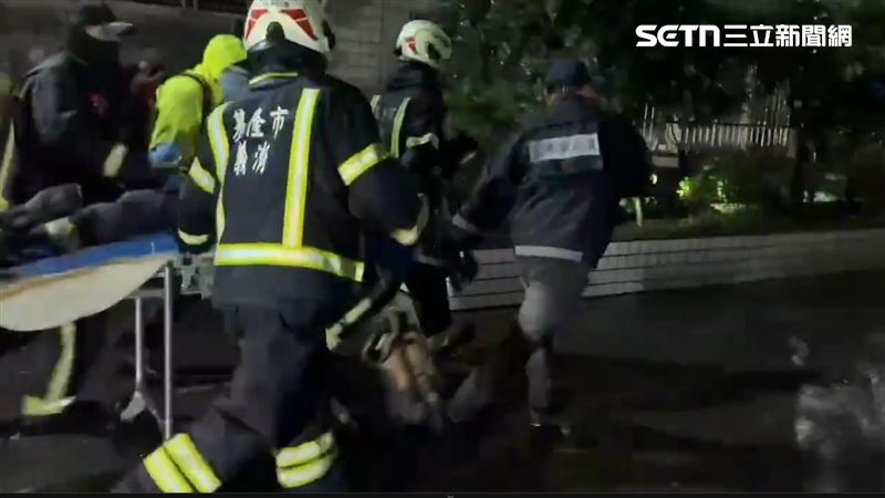 小隊長詹能傑嗆傷昏迷，同仁緊急將他送往救護車，不斷大喊「詹能傑你給我起來喔」。（圖／翻攝畫面）