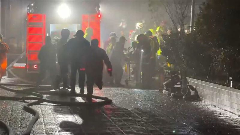 小隊長詹能傑嗆傷昏迷，同仁緊急將他送往救護車，不斷大喊「詹能傑你給我起來喔」。（圖／翻攝畫面）