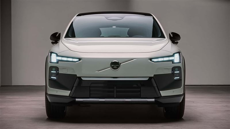 分離式頭燈與封閉式水箱護罩，大燈依舊保留識別度高的雷神鎚外型。（圖／翻攝VOLVO網站）