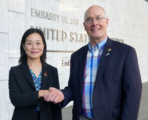 美國駐瓜地馬拉大使館今天下午也公開穆勒納爾與張俊菲的合照。（圖／取自US Embassy Guatemala）
