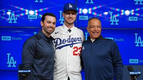 塔克（Kyle Tucker）出席道奇加盟記者會。（圖／美聯社／達志影像）