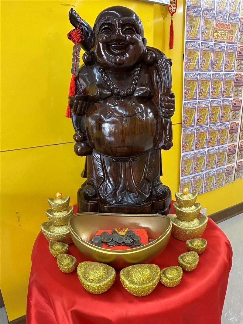 全台首個「1,200萬大吉利」頭獎在高雄岡山開出！幸運得主是一名越南移工，刮到最後一張時靈機一動，摸店內彌勒佛肚子許願，竟真的刮中1,200萬元。代理人驚喜表示，神明保佑不分國籍，誠心祈求也能抱走千萬大獎。（圖／台彩提供）