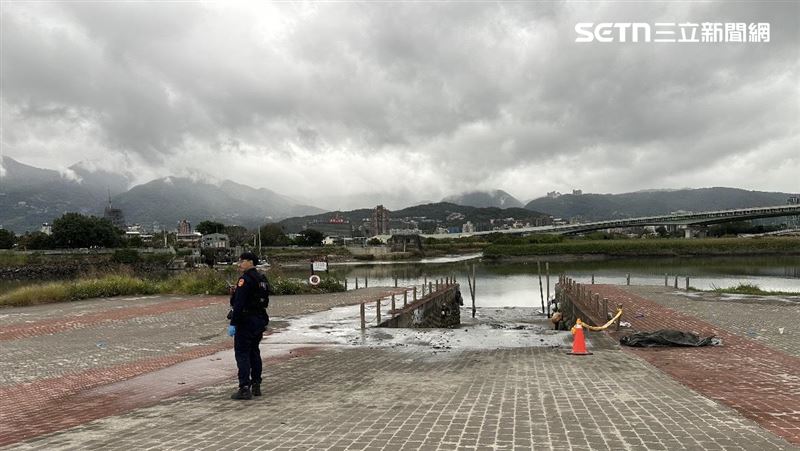台北市社子大橋下籃球場旁河面發現1具男性浮屍。（圖／讀者提供）