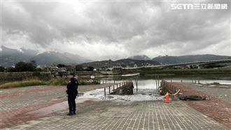 社子大橋下驚見男浮屍　警消下艇拖回碼頭
