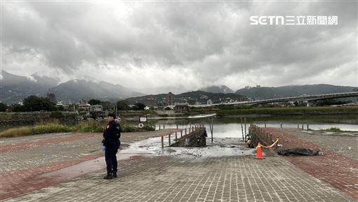 社子大橋下驚見男浮屍　警消下艇拖回碼頭