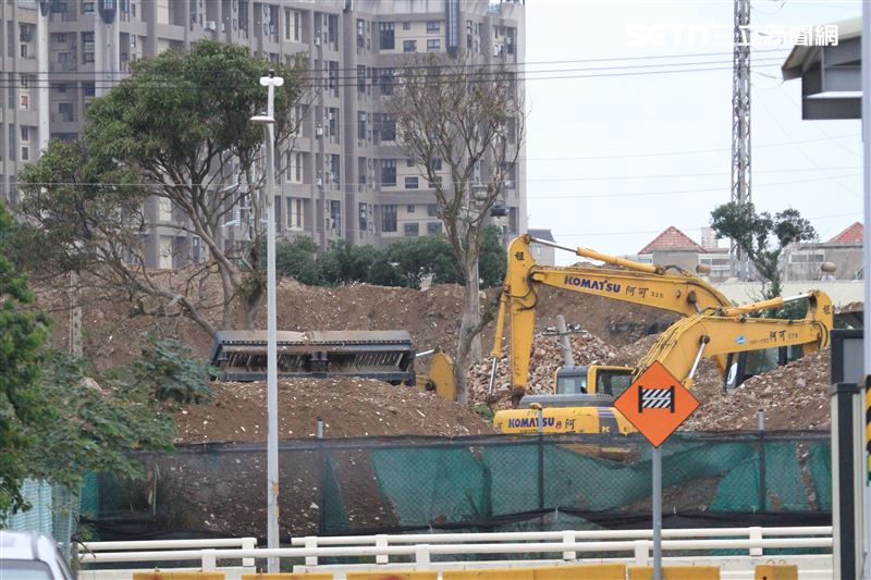全國陷入土方之亂，桃園市一處廠區卻在去年長出一座大量營建剩餘土石堆積的廢土山。（圖／記者王乙徹攝影）