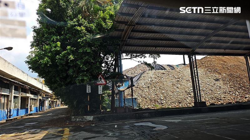 桃園市一處廠區遭檢舉堆置大量營建廢土，環保局去年僅裁罰6千元引發質疑。（圖／民眾提供）