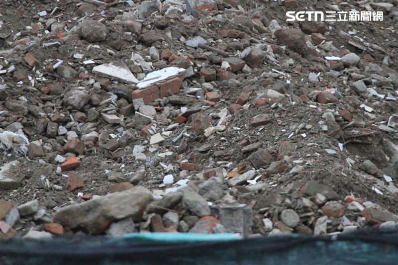 遭檢舉的堆置營建棄土中，明顯可看到疑似建築拆除後的磚塊等廢棄物。（圖／記者王乙徹攝影）