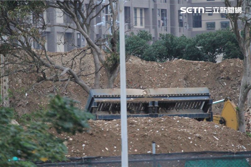 疑似堆置廢土的現場還有類似土石分篩機械配合作業。（圖／記者王乙徹攝影）