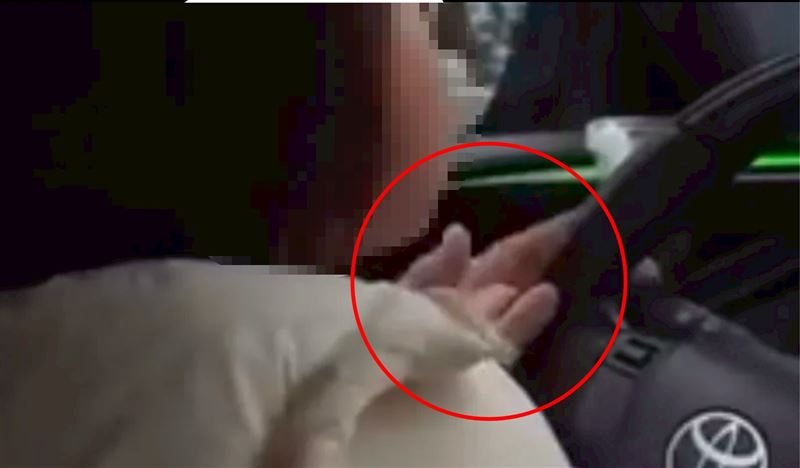 年約4歲女童坐在駕駛腿上「開車」。（圖／翻攝自Threads）