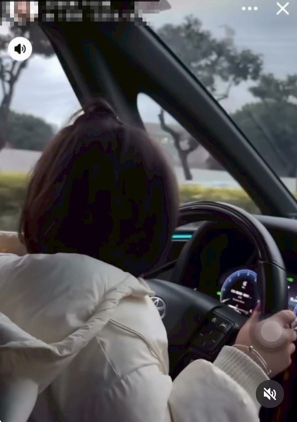 女童開車畫面引網友熱議，女童母還現身嗆網友。（圖／翻攝自Threads）