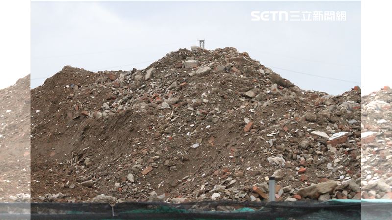 全國陷入土方之亂，桃園市一處廠區卻在去年長出一座大量營建剩餘土石堆積的廢土山。（圖／記者王乙徹攝影）