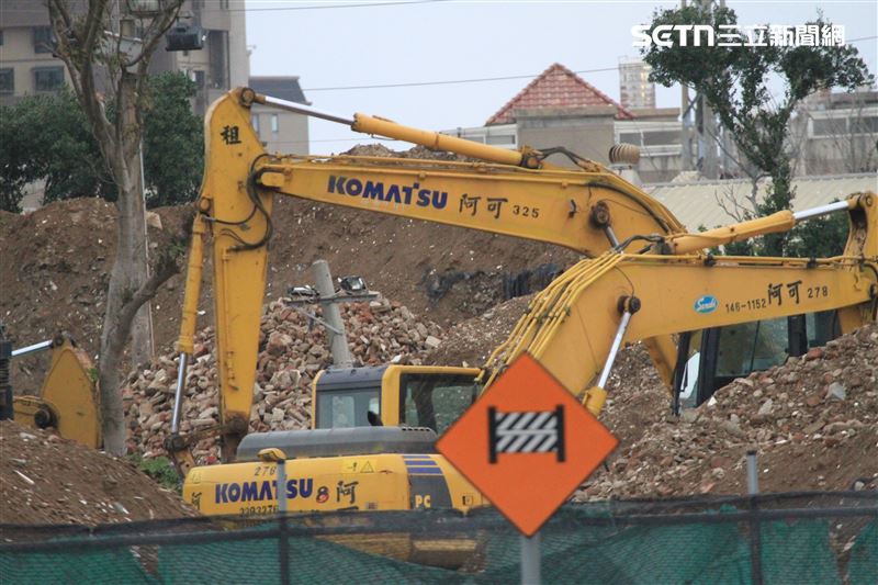 疑似堆置廢土的現場還有類似土石分篩機械配合作業。（圖／記者王乙徹攝影）