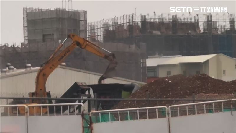 桃園市一處廠區被堆置大量營建混合物，還有怪手等機具在清理。（圖／記者王乙徹攝影）