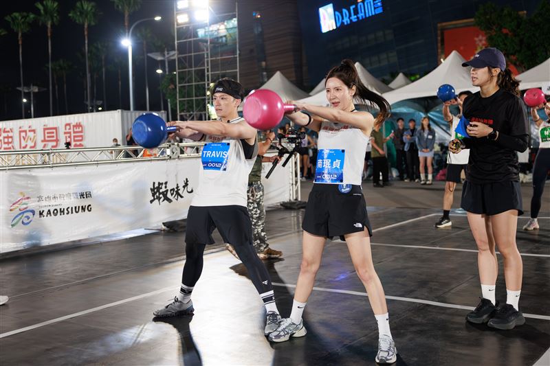 啦啦隊女神南珉貞（右）、富邦悍將團長TRAVIS一起挑戰。（圖／好看娛樂提供）