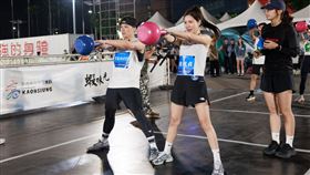 啦啦隊女神南珉貞（右）、富邦悍將團長TRAVIS一起挑戰。（圖／好看娛樂提供）