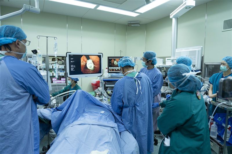 雙和醫院一般外科與消化內科醫療團隊透過經口內視鏡胃底摺疊術,幫助林先生改善困擾許久的胃食道逆流症狀。(圖/雙和醫院提供)