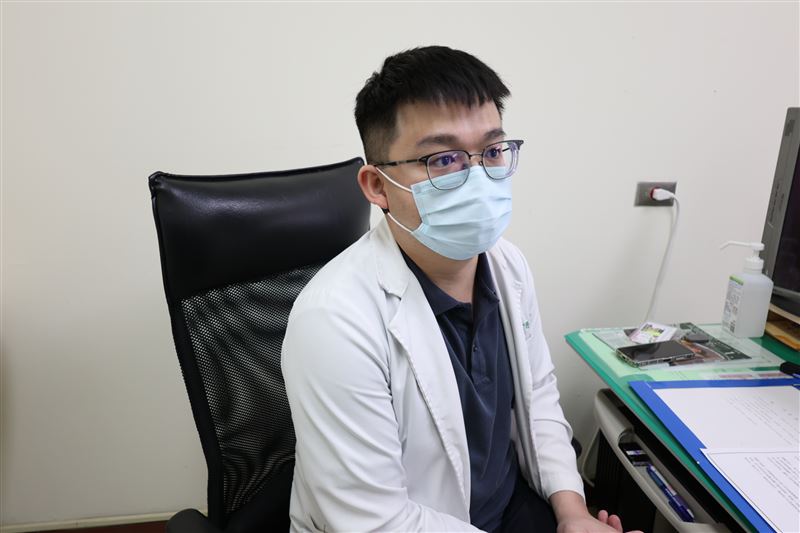 衛福部彰化醫院精神科醫師葉騰尹指出，青少年憂鬱常被誤認情緒低落，實則影響學業、人際，且與拒學交織，治療需多方合作。（示意圖／衛福部彰化醫院提供）