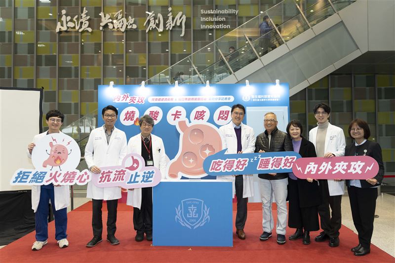 個案林先生(右4)出席記者會分享治療心路歷程。(圖/雙和醫院提供)