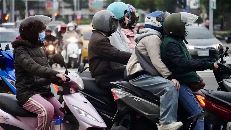 寒流將南下 民眾加強保暖（2）中央氣象署6日指出，7日下午起寒流南下，氣溫迅速下降，愈晚愈冷，預計影響至10日清晨。圖為高雄街頭機車騎士6日穿起保暖外套騎車。中央社記者董俊志攝 114年2月6日