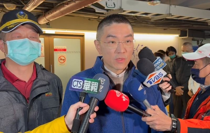 圖為基隆市長謝國樑（左2）到醫院慰問殉職勇消詹能傑家屬，致上最崇高的敬意與謝意，也望家屬堅強、保重身體。（翻攝照片）