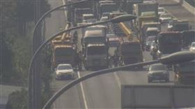 高雄,事故,車道,路段,駕駛,車流,楠梓,追撞,車禍,回堵,貨車,輔助車道。（圖／翻攝畫面）