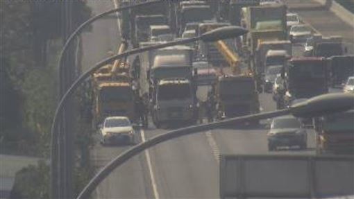 新／國道嚴重事故「5車撞成一團」回堵5km