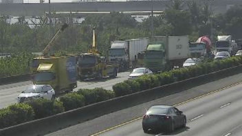 事故尚未排除，這場車禍也造成該路段嚴重回堵，後方車流已回堵5公里。（圖／翻攝自1968APP）