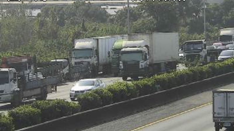 國道一號北向358.4公里處，高雄市楠梓路段今天（22日）上午發生嚴重事故。（圖／翻攝自1968APP）