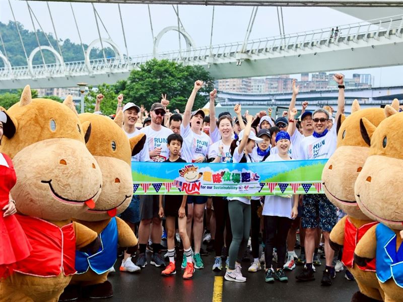 去年首屆「美國牛肉 趣味牧場跑」於新店陽光橋舉辦，兩千人參與活動。（圖／美國肉類出口協會提供）