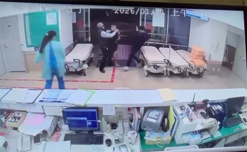 26歲林姓男子送醫後情緒激動，在急診室門口揮拳毆打男護理師。 (圖／翻攝畫面)