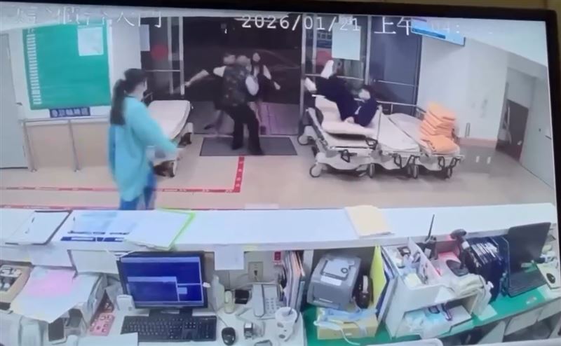 男護理師被重拳打飛往後跌坐在床上，短暫失去意識，痛到無法起身。 (圖／翻攝畫面)