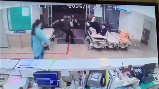 108KG醉男拒醫！揮重拳打飛護理師畫面曝