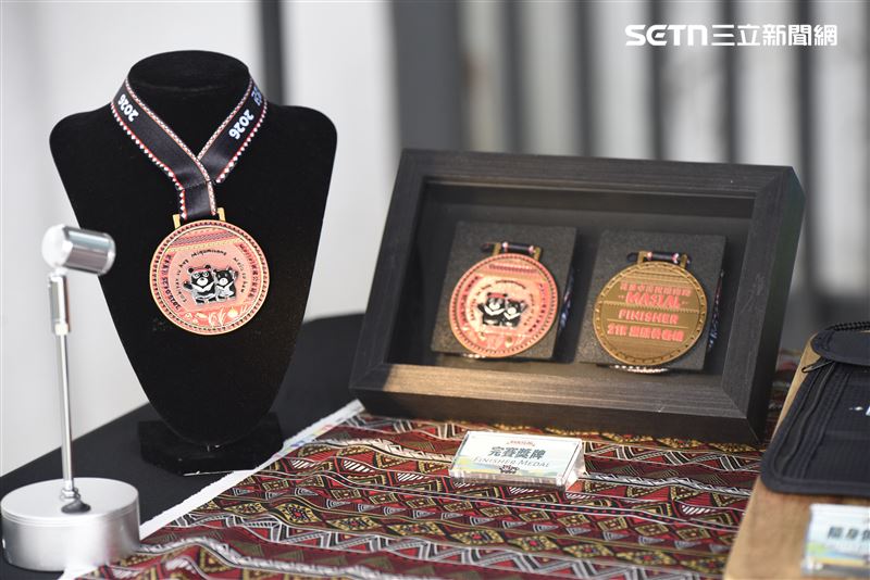 完賽獎牌別具特色，收藏價值滿點。（圖／翻攝畫面）