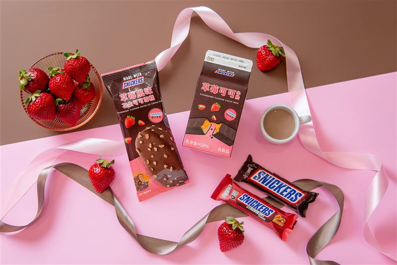 SNICKERS®變身與全家便利商店聯名推出草莓季限定「草莓可可牛奶」與「花生可可雪糕」。（圖／品牌業者提供）