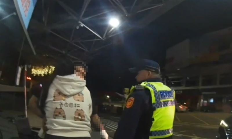 26歲林姓男子失控揮拳打飛護理師，妻子上前緊抱安撫制止。 (圖／翻攝畫面)